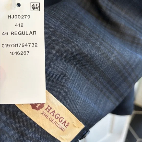 New with Tags Haggar Men's Navy and Grey plaid  Blazer size 46R. Poly Viscose - Picture 4 of 8